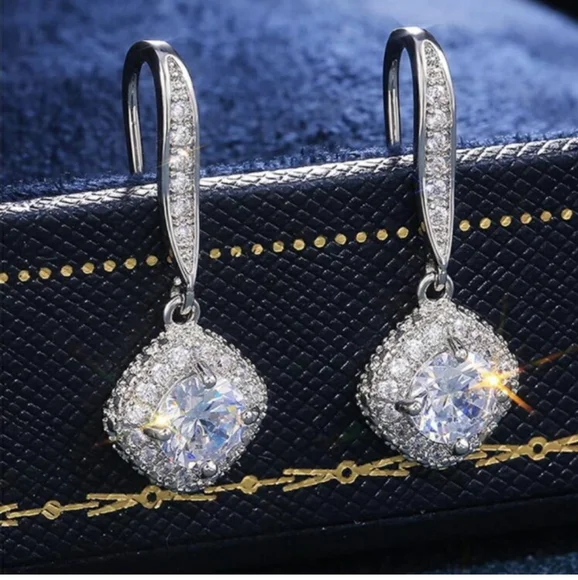 Dangle drop earrings. - Picture 1 of 5